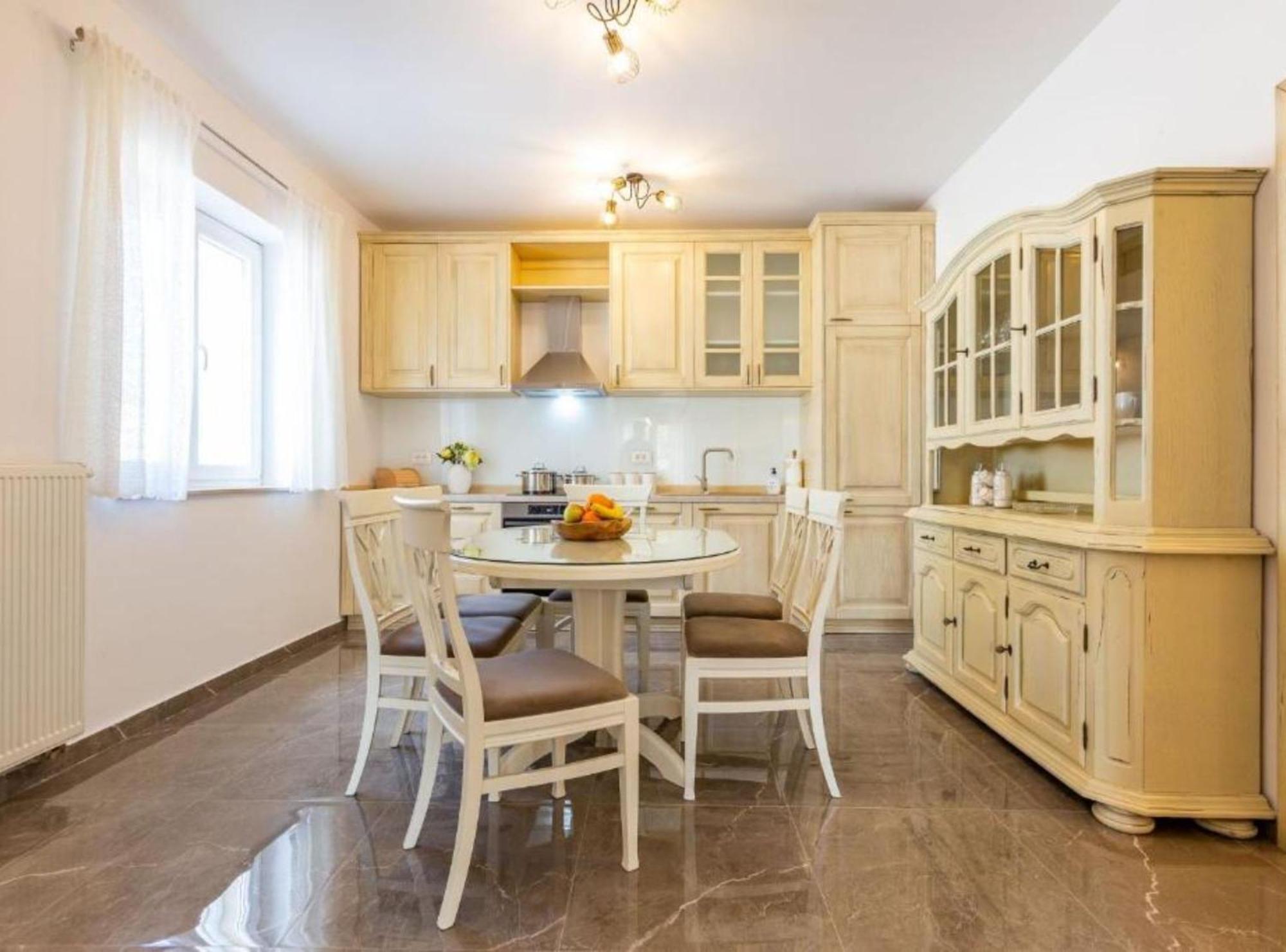 Peaceful Murvica Pool, Garden, And Modern Comfort Apartman
