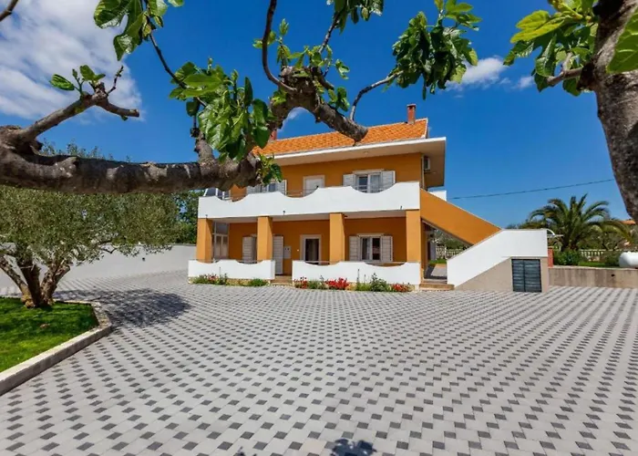 Peaceful Murvica Villa Pool, Garden, And Modern Comfort